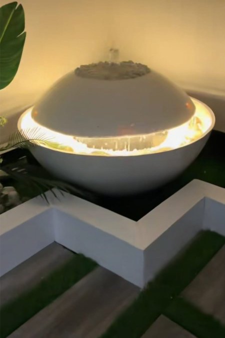 💡 نافورة حديثة بتصميم نصف كروي مضيء